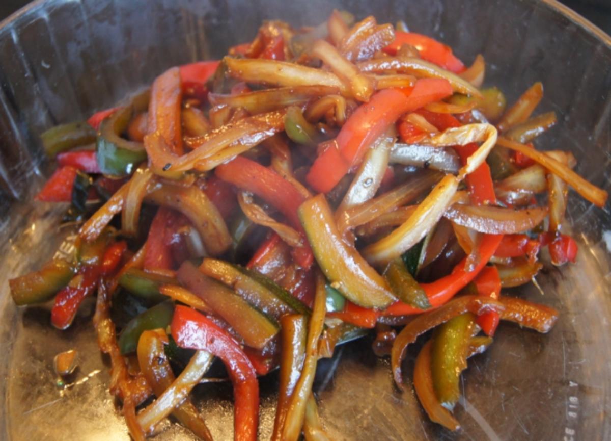 Lachsfilet mit Pimentos auf geschmorten Gemüse - Rezept - Bild Nr. 2411