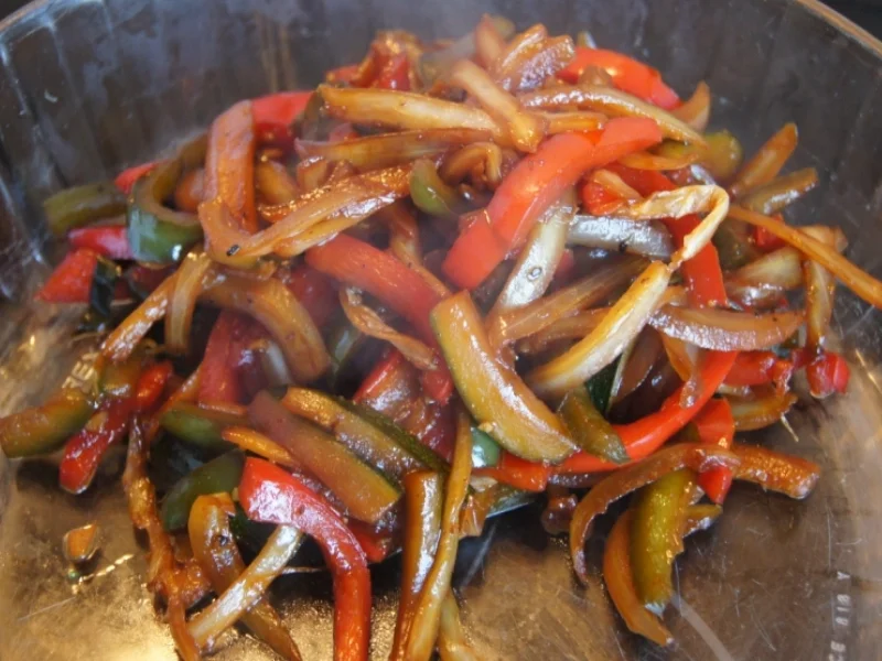 Lachsfilet mit Pimentos auf geschmorten Gemüse - Rezept - Bild Nr. 2411