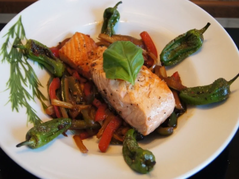 Lachsfilet mit Pimentos auf geschmorten Gemüse - Rezept - Bild Nr. 2412
