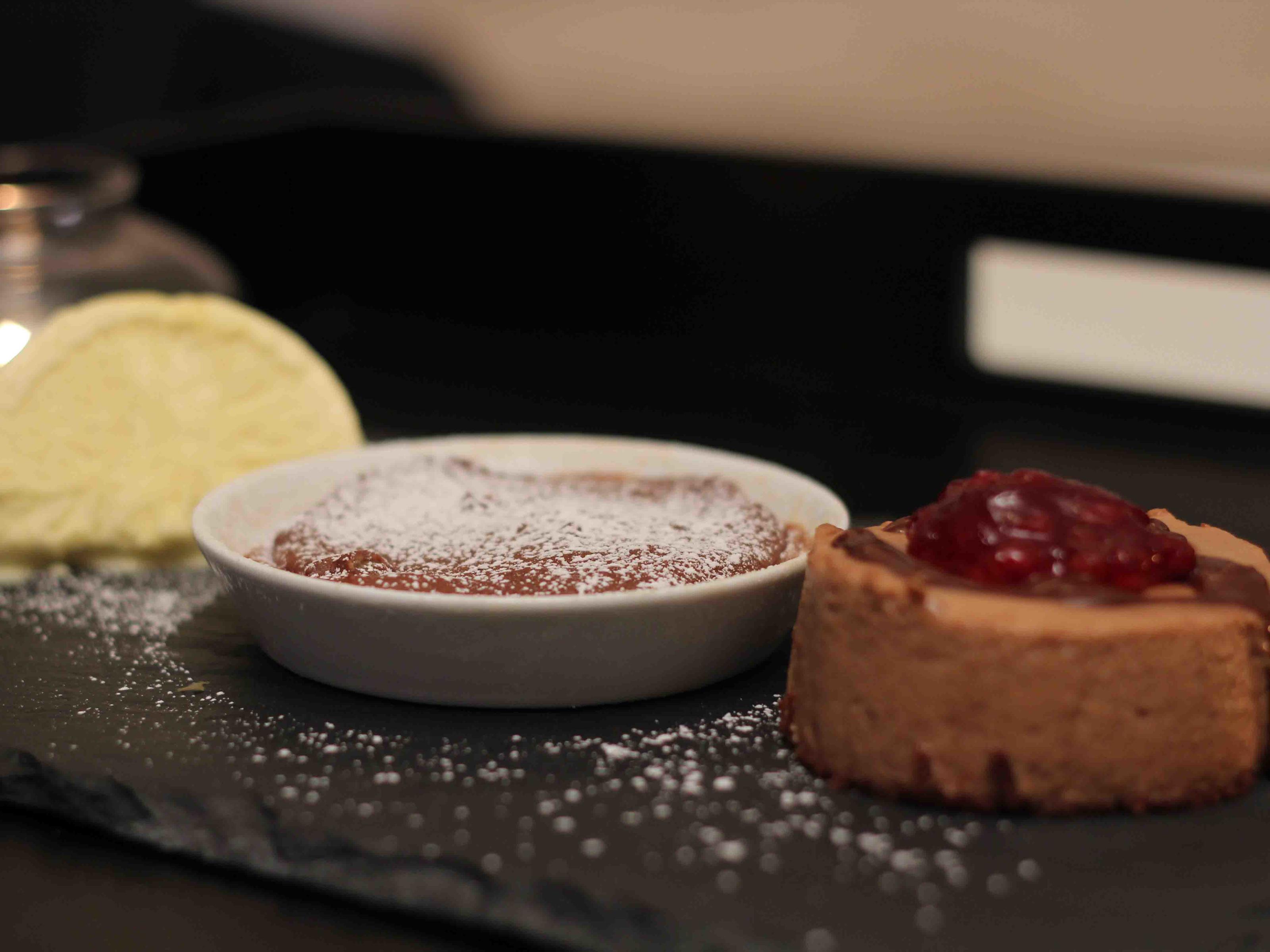 Bilder für Schoko-Kastanien-Törtchen mit Preiselbeeren und Kastanientarte an Safranparfait - Rezept