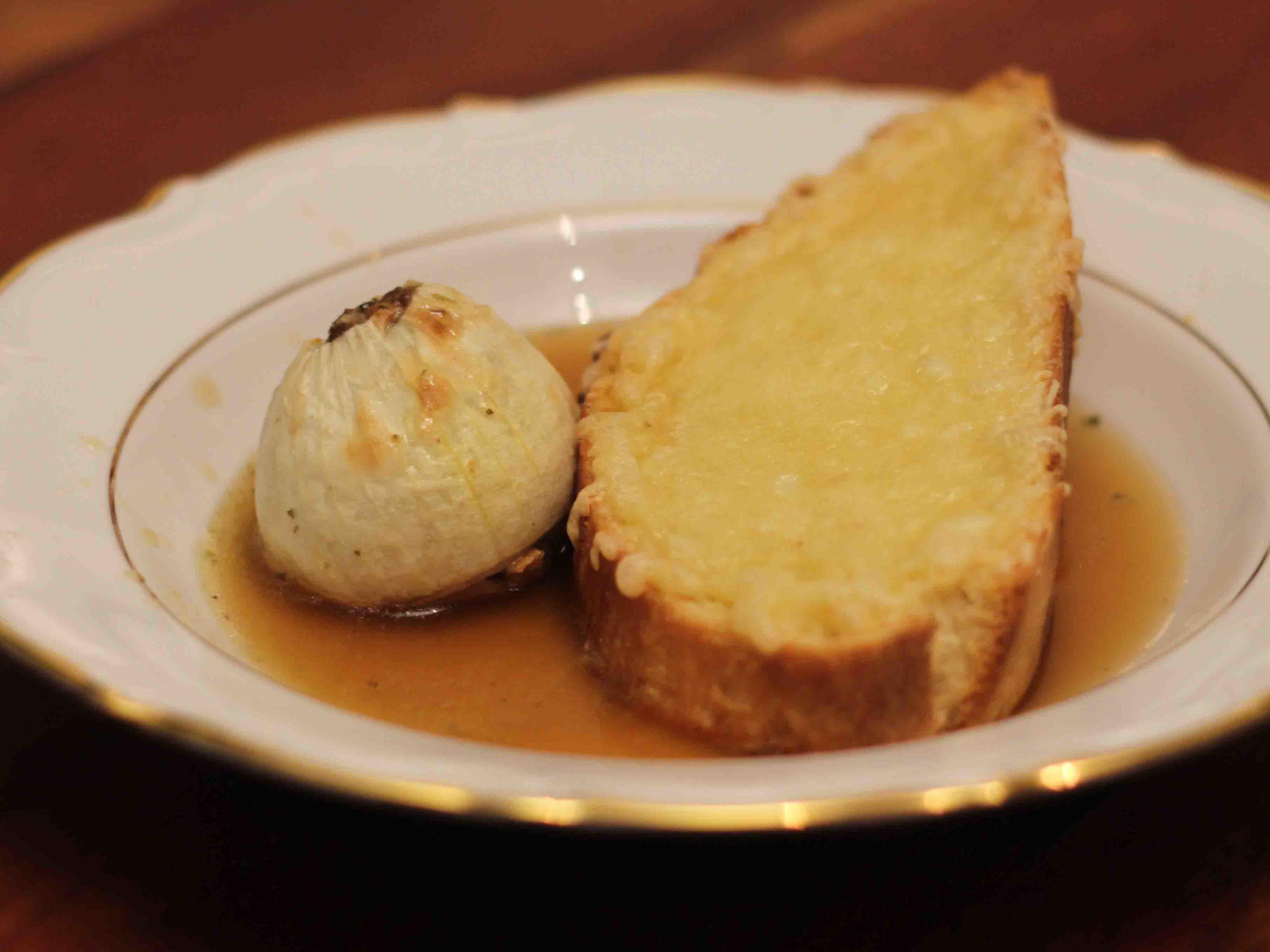 Bilder für Bamberger Zwiebel in Biersuppe mit Käsekrustini aus selbstgemachtem Baguette - Rezept