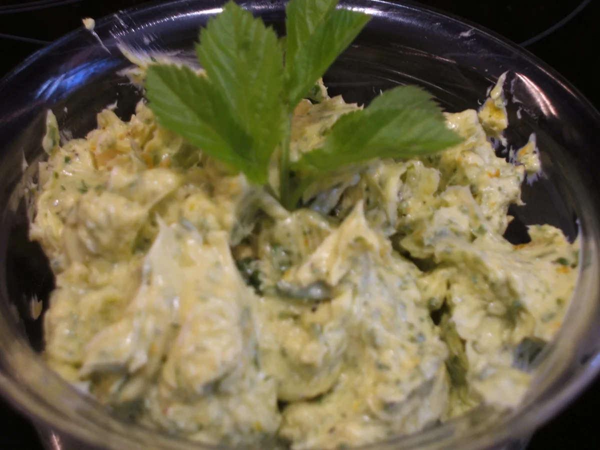 Vorrat: Giersch-Paprika-Knoblauch-Butter - Rezept - Bild Nr. 2401