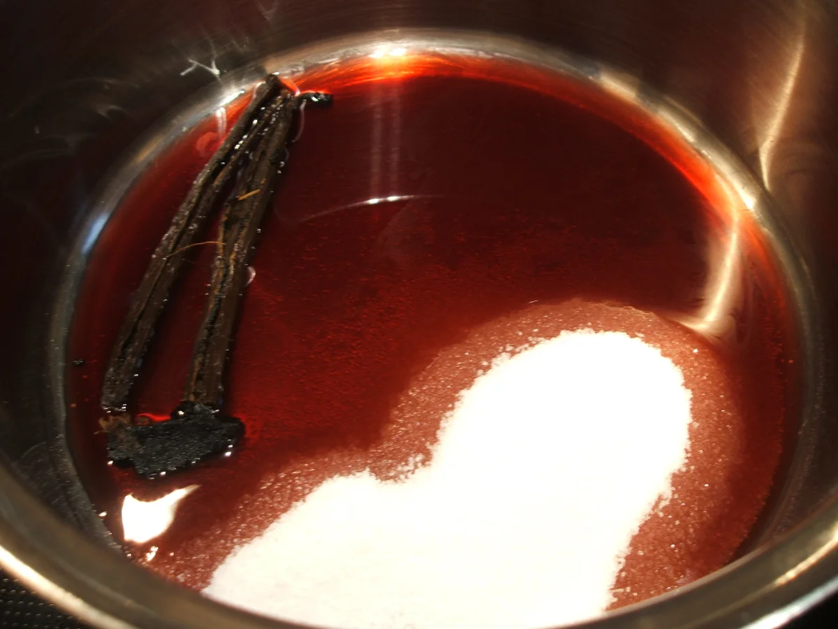 Dessert: Holunder-Sahne-Mousse auf Kompott aus gelben Pflaumen - Rezept - Bild Nr. 2433