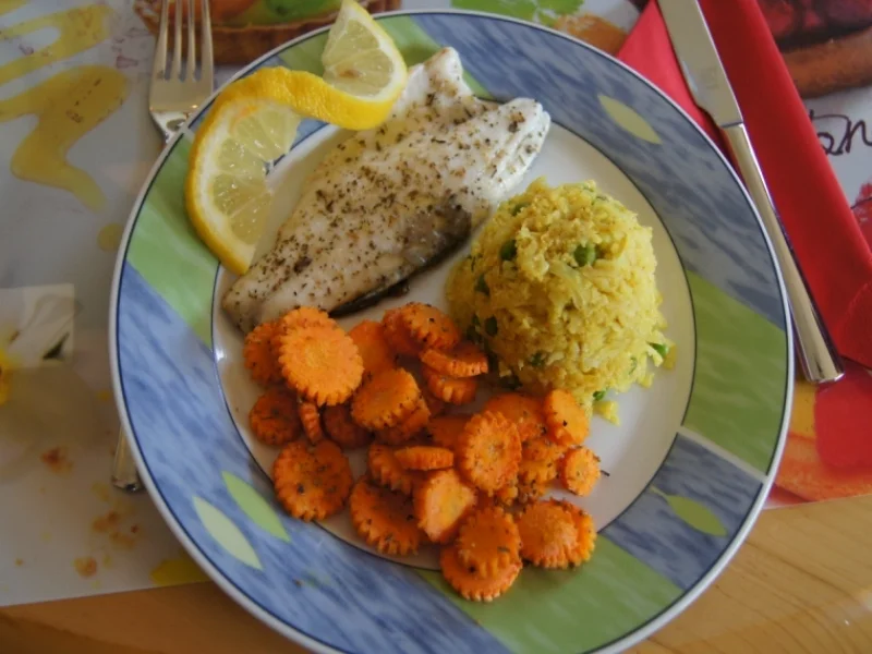Wolfbarschfilet mit gebackenen Möhrenblüten und Curry-Erbsen-Blumenkohlreis - Rezept - Bild Nr. 2444