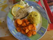 Wolfbarschfilet mit gebackenen Möhrenblüten und Curry-Erbsen-Blumenkohlreis - Rezept - Bild Nr. 2444