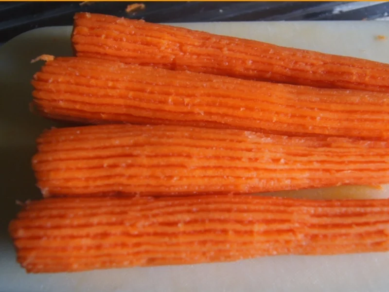 Wolfbarschfilet mit gebackenen Möhrenblüten und Curry-Erbsen-Blumenkohlreis - Rezept - Bild Nr. 2447