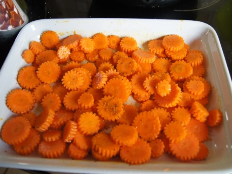 Wolfbarschfilet mit gebackenen Möhrenblüten und Curry-Erbsen-Blumenkohlreis - Rezept - Bild Nr. 2448