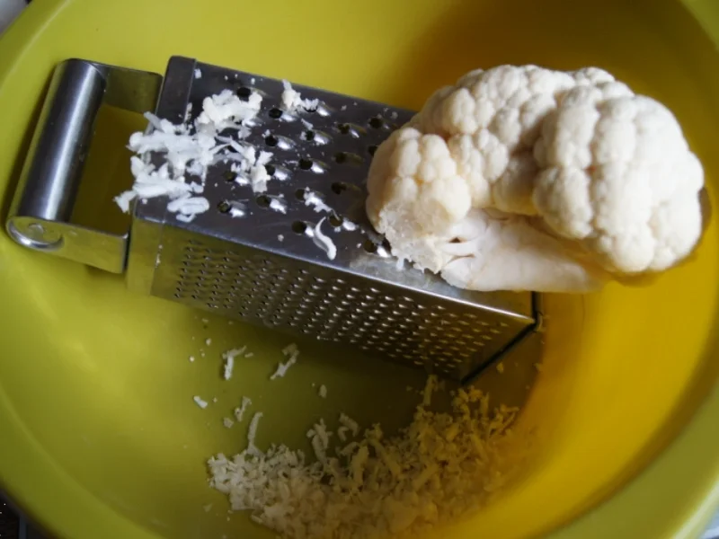 Wolfbarschfilet mit gebackenen Möhrenblüten und Curry-Erbsen-Blumenkohlreis - Rezept - Bild Nr. 2449