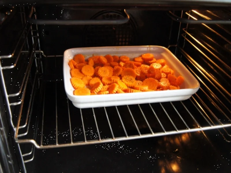 Wolfbarschfilet mit gebackenen Möhrenblüten und Curry-Erbsen-Blumenkohlreis - Rezept - Bild Nr. 2450