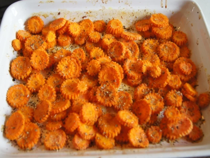 Wolfbarschfilet mit gebackenen Möhrenblüten und Curry-Erbsen-Blumenkohlreis - Rezept - Bild Nr. 2453