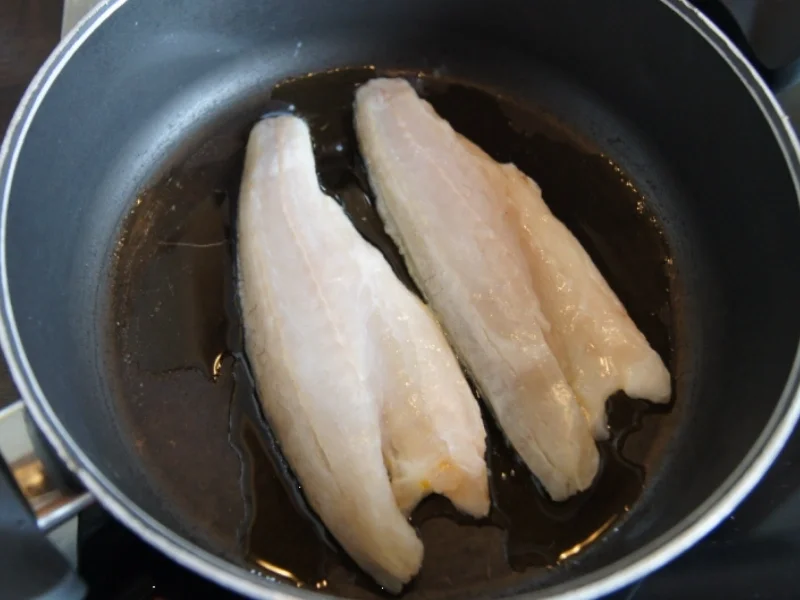 Wolfbarschfilet mit gebackenen Möhrenblüten und Curry-Erbsen-Blumenkohlreis - Rezept - Bild Nr. 2458