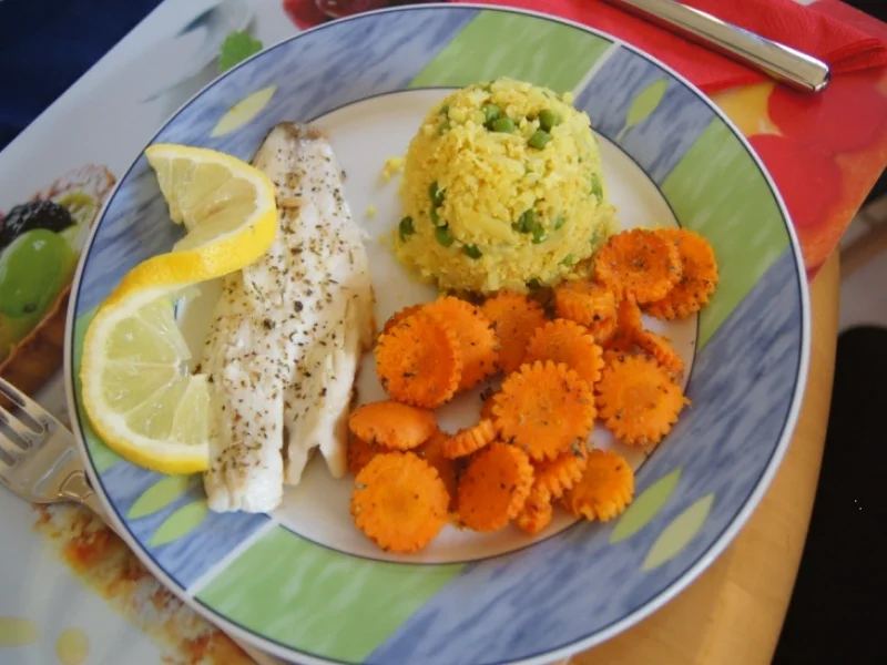 Wolfbarschfilet mit gebackenen Möhrenblüten und Curry-Erbsen-Blumenkohlreis - Rezept - Bild Nr. 2460