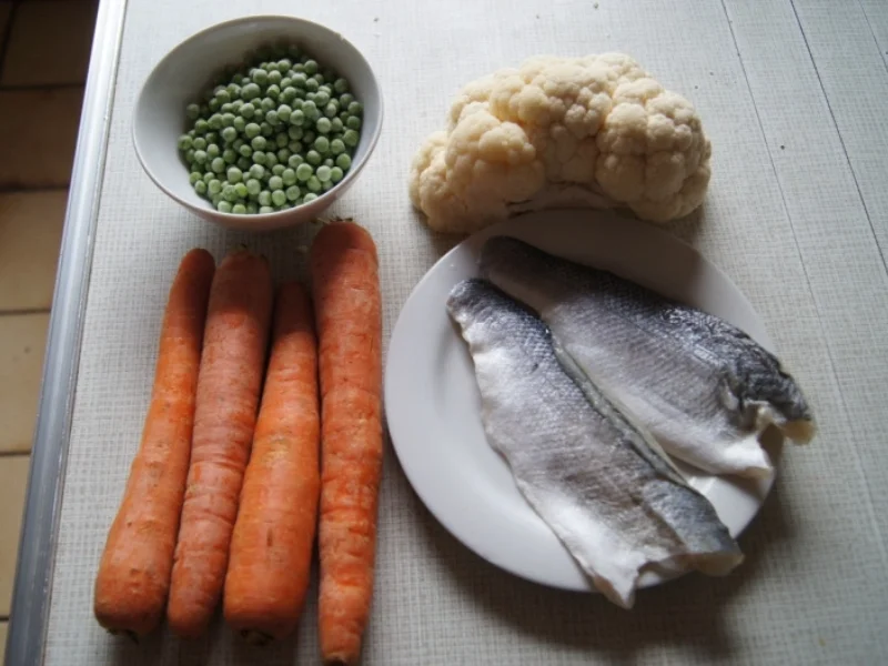 Wolfbarschfilet mit gebackenen Möhrenblüten und Curry-Erbsen-Blumenkohlreis - Rezept - Bild Nr. 2461