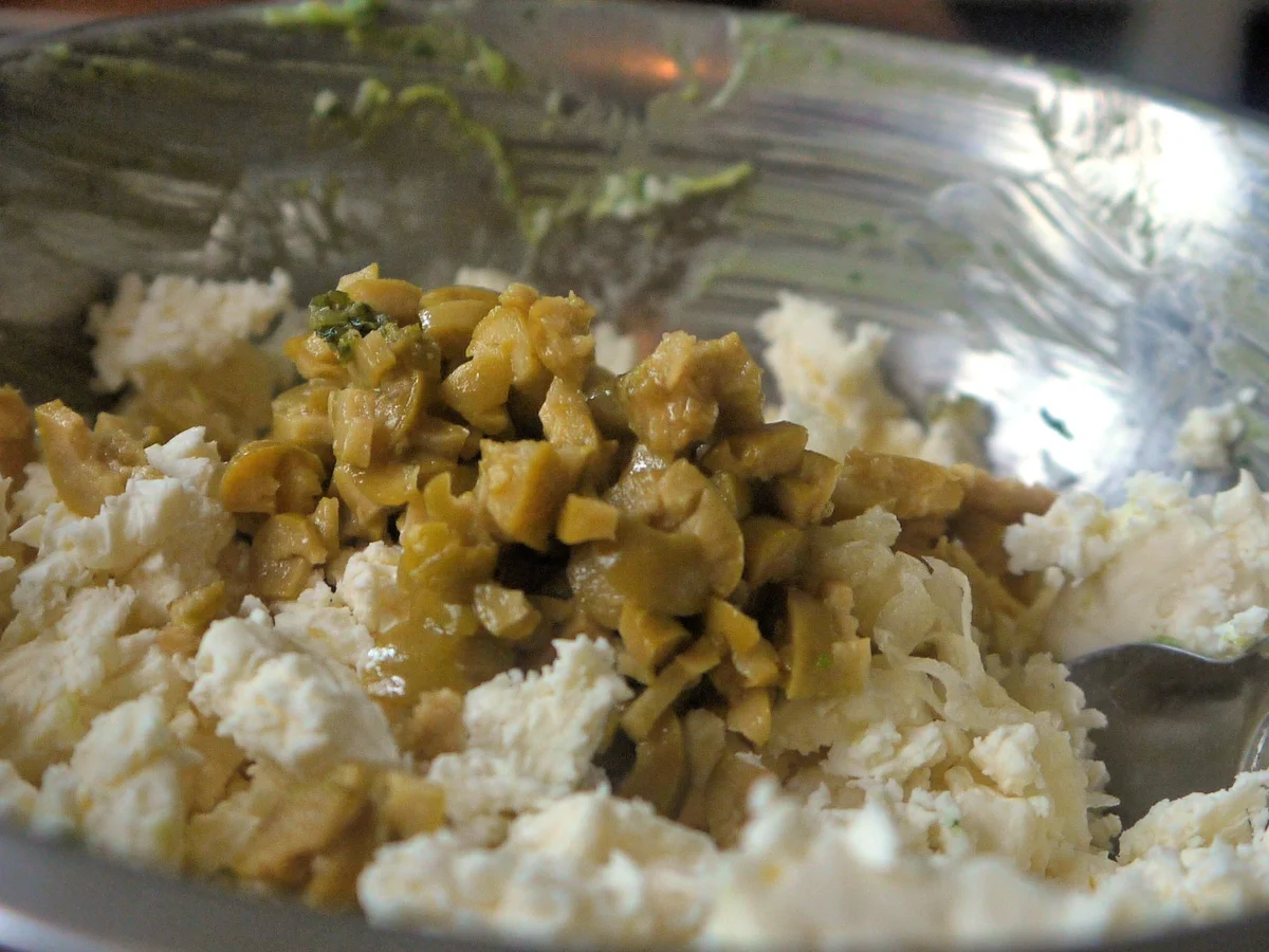 Rezept: Gefüllte Hackfleischröllchen im Baconmantel mit Bärlauch-Kartoffelpüree Bild Nr. 4 Gefüllte Hackfleischröllchen im Baconmantel mit Bärlauch-Kartoffelpüree - Rezept - Bild Nr. 4