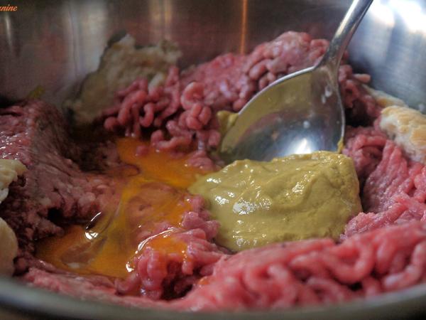 Gefüllte Hackfleischröllchen im Baconmantel mit Bärlauch Kartoffelpüree ...