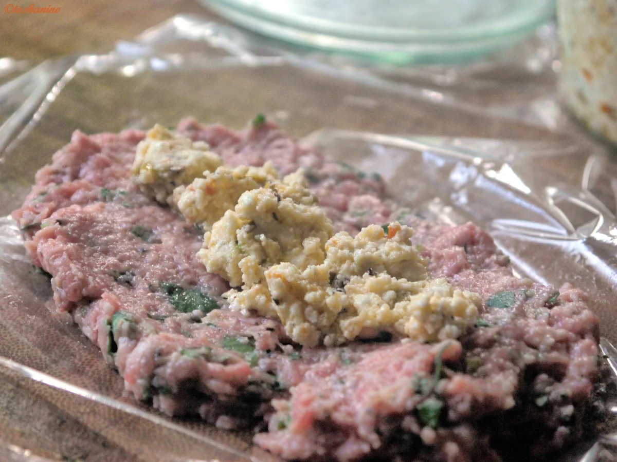 Rezept: Gefüllte Hackfleischröllchen im Baconmantel mit Bärlauch-Kartoffelpüree Bild Nr. 11 Gefüllte Hackfleischröllchen im Baconmantel mit Bärlauch-Kartoffelpüree - Rezept - Bild Nr. 11