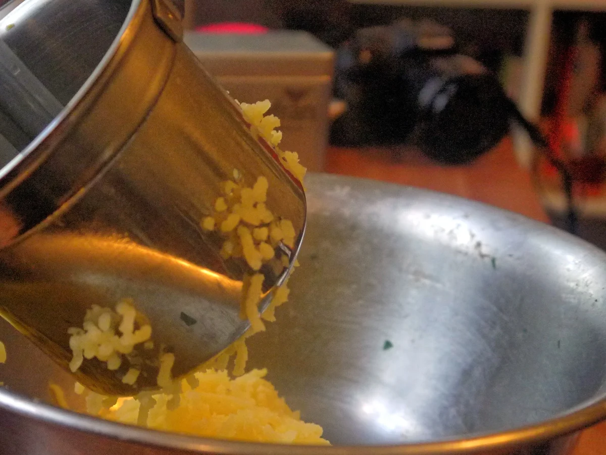 Rezept: Gefüllte Hackfleischröllchen im Baconmantel mit Bärlauch-Kartoffelpüree Bild Nr. 15 Gefüllte Hackfleischröllchen im Baconmantel mit Bärlauch-Kartoffelpüree - Rezept - Bild Nr. 15