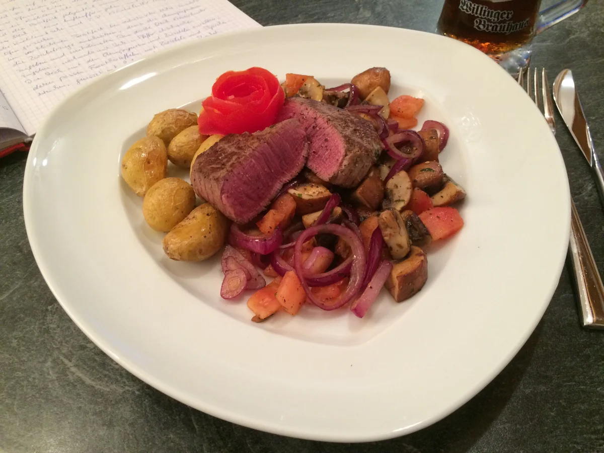Filetsteak auf Champignons, Zwiebeln und Tomaten - Rezept - Bild Nr. 2442