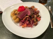 Filetsteak auf Champignons, Zwiebeln und Tomaten - Rezept - Bild Nr. 2442