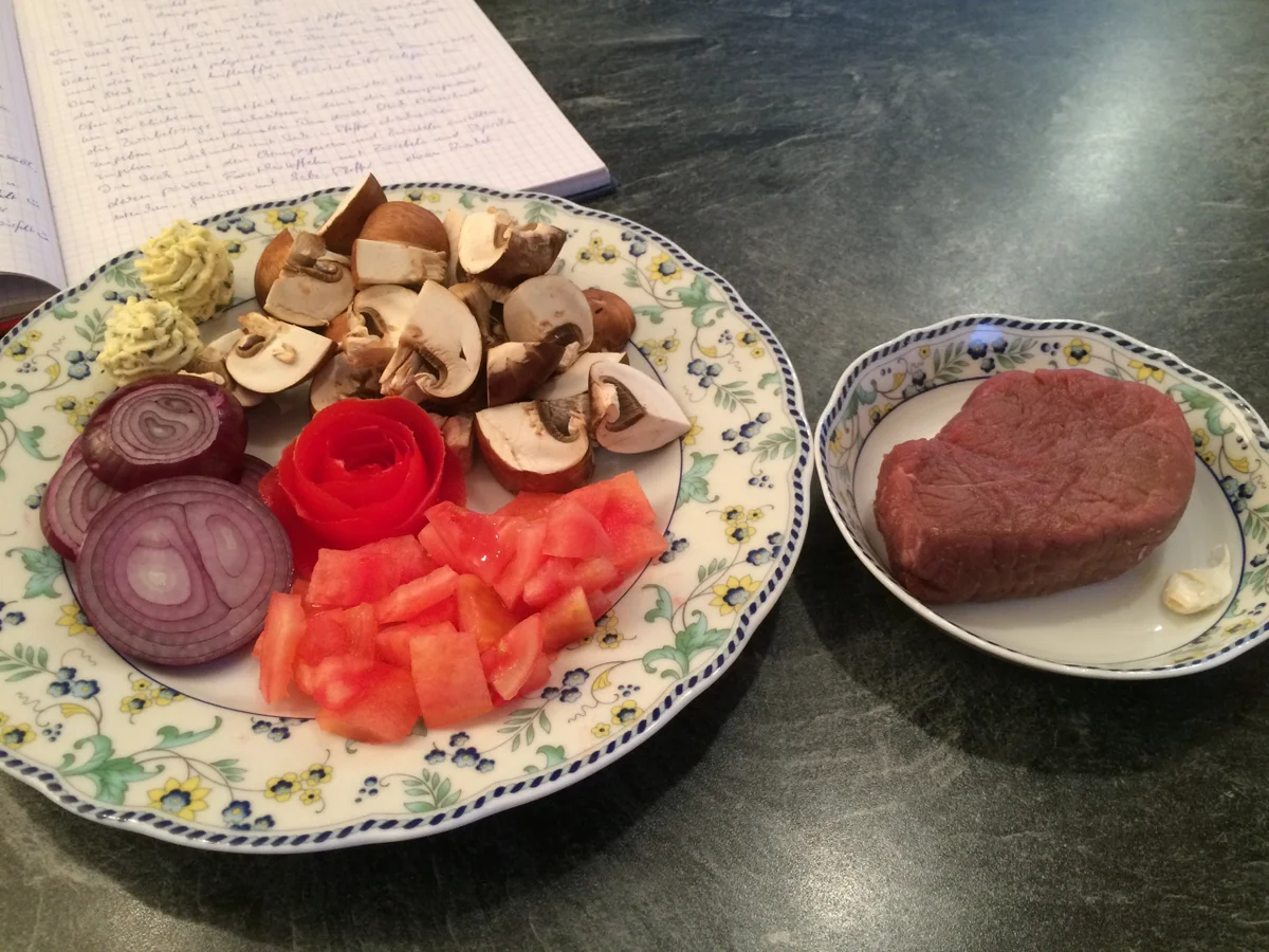 Filetsteak auf Champignons, Zwiebeln und Tomaten - Rezept - Bild Nr. 2443