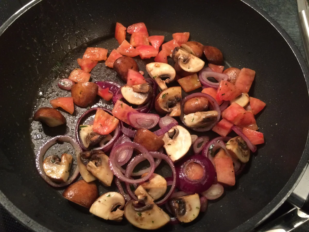 Filetsteak auf Champignons, Zwiebeln und Tomaten - Rezept - Bild Nr. 2446