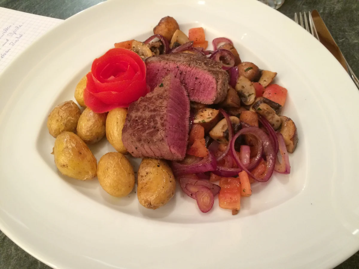 Filetsteak auf Champignons, Zwiebeln und Tomaten - Rezept - Bild Nr. 2448