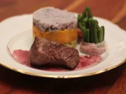 Rinderfilet mit dreierlei Kartoffelpüree, Bohnen im Speckmantel und Rotweinsoße - Rezept - Bild Nr. 2
