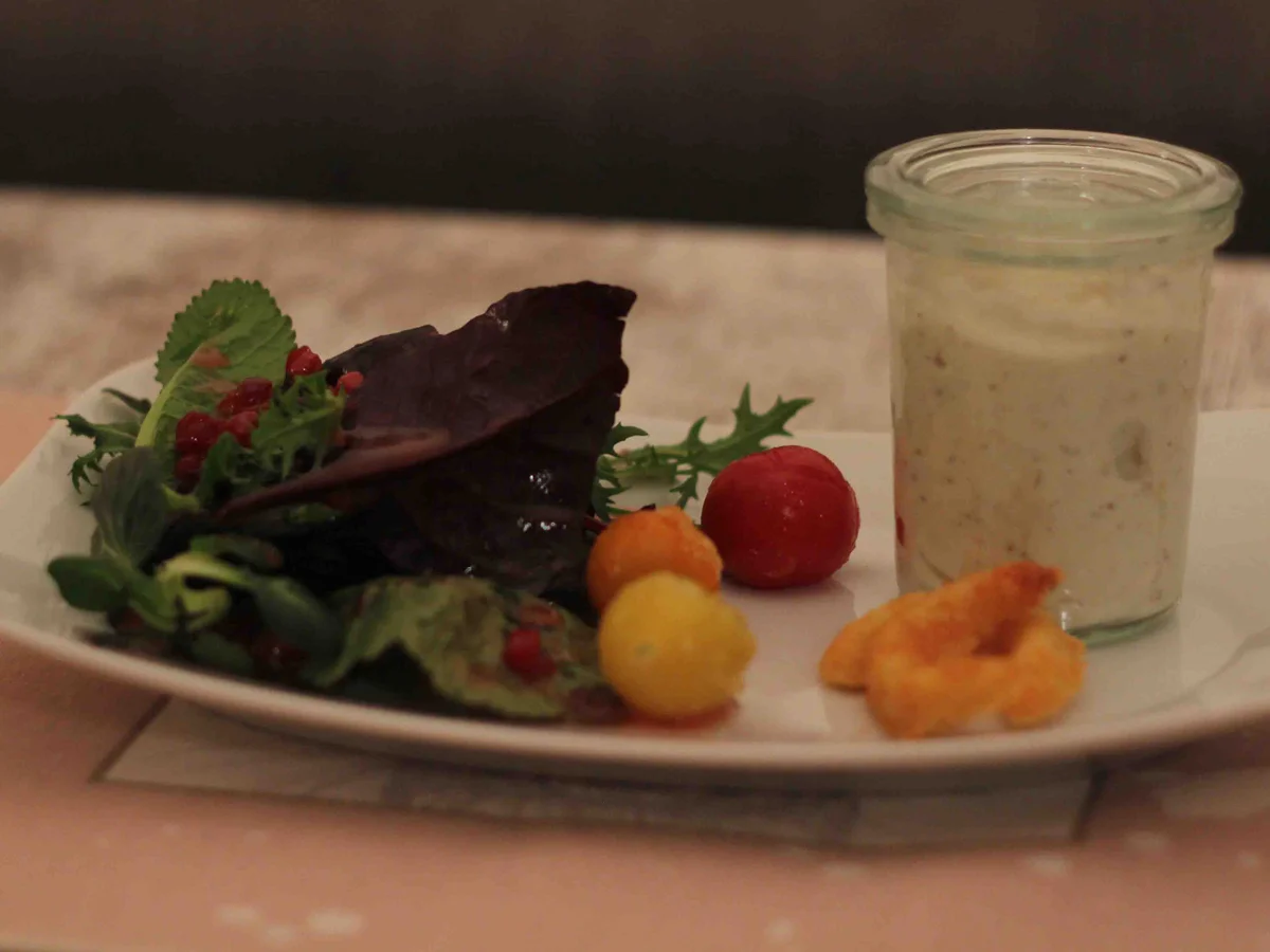 Frischkäsemousse mit Blattsalat an Preiselbeer-Dressing - Rezept - Bild Nr. 2439