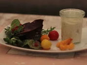 Frischkäsemousse mit Blattsalat an Preiselbeer-Dressing - Rezept - Bild Nr. 2439