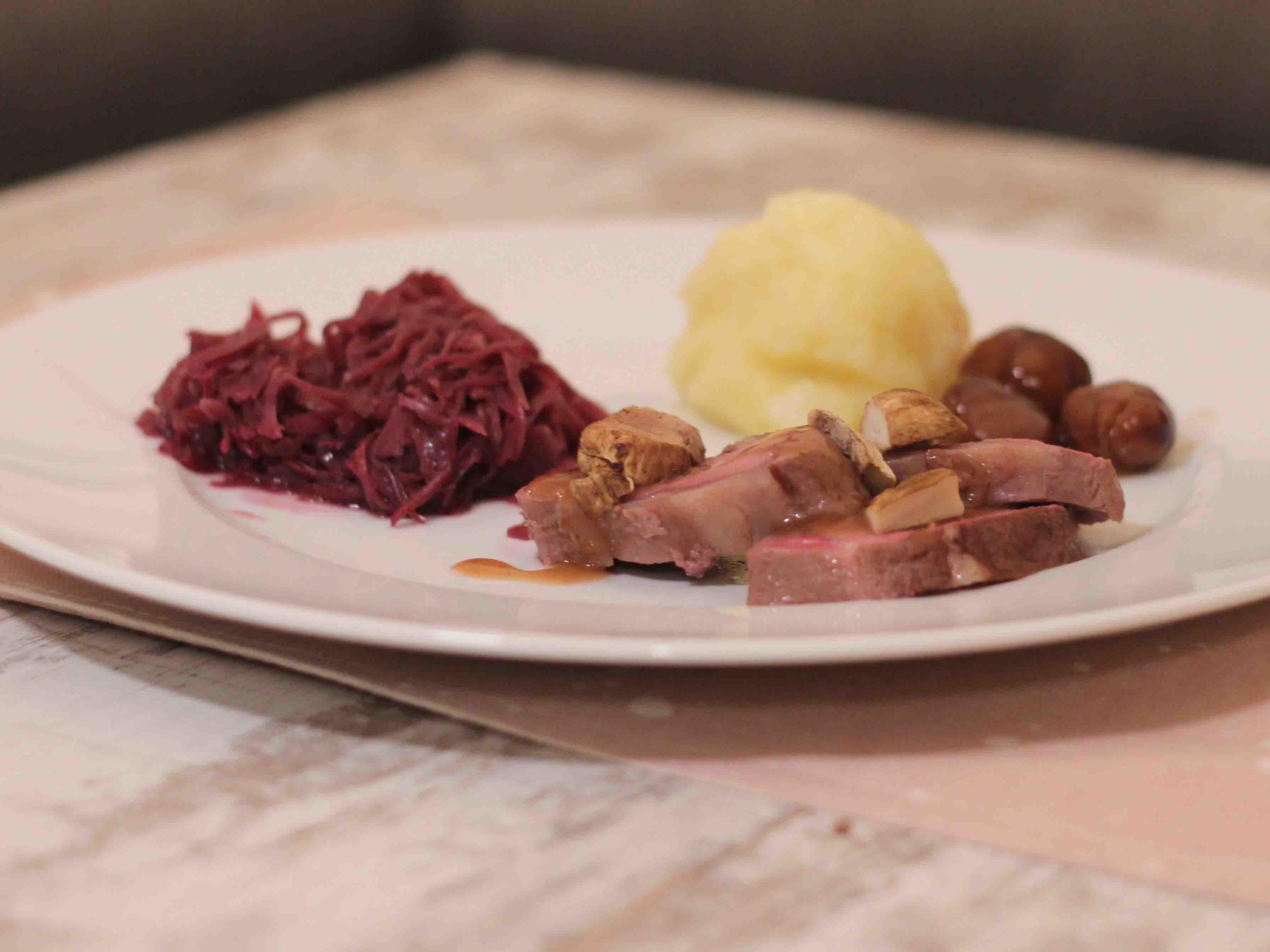 Bilder für Wildschweinbraten mit Steinpilzen und Maronen und fränkischen Klößen - Rezept