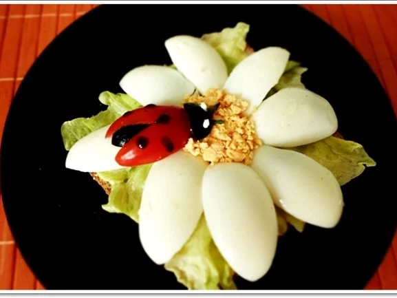 Glücksbringer – Golden Toast mit Eisbergsalat, Eiern und Marienkäfer - Rezept - Bild Nr. 2455