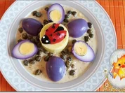 „Marienkäfer“ auf Kartoffeltürmchen und  Violett-Eiern mit       Kapernsauce - Rezept - Bild Nr. 2443