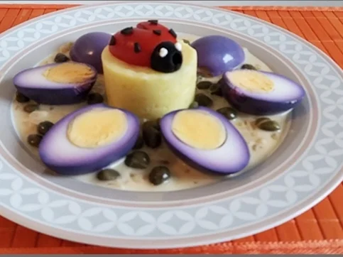 Rezept: „Marienkäfer“ auf Kartoffeltürmchen und Violett-Eiern mit Kapernsauce Bild Nr. 2444 „Marienkäfer“ auf Kartoffeltürmchen und Violett-Eiern mit Kapernsauce - Rezept - Bild Nr. 2444