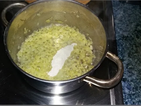 Rezept: „Marienkäfer“ auf Kartoffeltürmchen und Violett-Eiern mit Kapernsauce Bild Nr. 2447 „Marienkäfer“ auf Kartoffeltürmchen und Violett-Eiern mit Kapernsauce - Rezept - Bild Nr. 2447