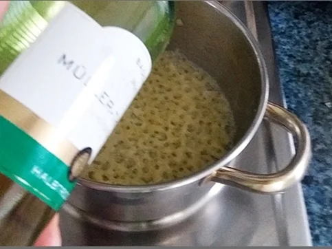 Rezept: „Marienkäfer“ auf Kartoffeltürmchen und Violett-Eiern mit Kapernsauce Bild Nr. 2448 „Marienkäfer“ auf Kartoffeltürmchen und Violett-Eiern mit Kapernsauce - Rezept - Bild Nr. 2448