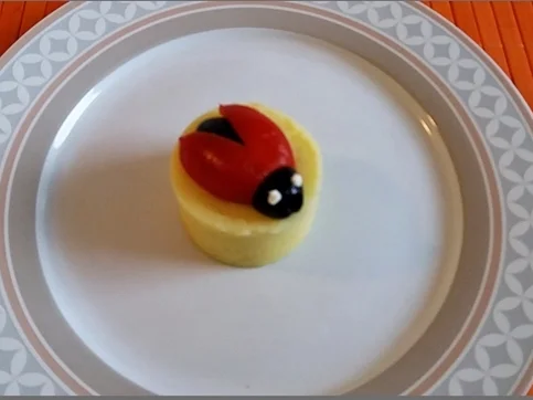 Rezept: „Marienkäfer“ auf Kartoffeltürmchen und Violett-Eiern mit Kapernsauce Bild Nr. 2457 „Marienkäfer“ auf Kartoffeltürmchen und Violett-Eiern mit Kapernsauce - Rezept - Bild Nr. 2457