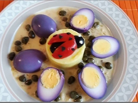 Rezept: „Marienkäfer“ auf Kartoffeltürmchen und Violett-Eiern mit Kapernsauce Bild Nr. 2458 „Marienkäfer“ auf Kartoffeltürmchen und Violett-Eiern mit Kapernsauce - Rezept - Bild Nr. 2458