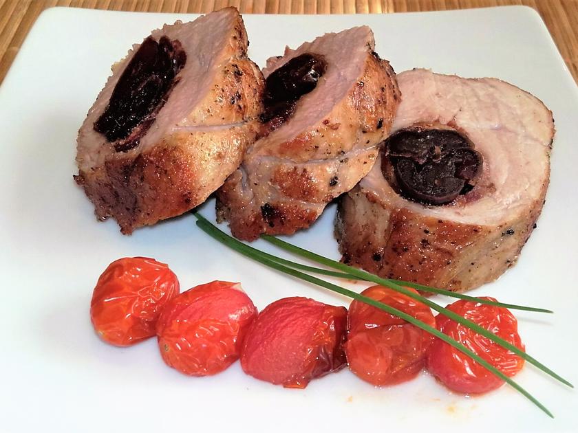 Schweinefilet gefüllt mit Datteln im Speckmantel - Rezept