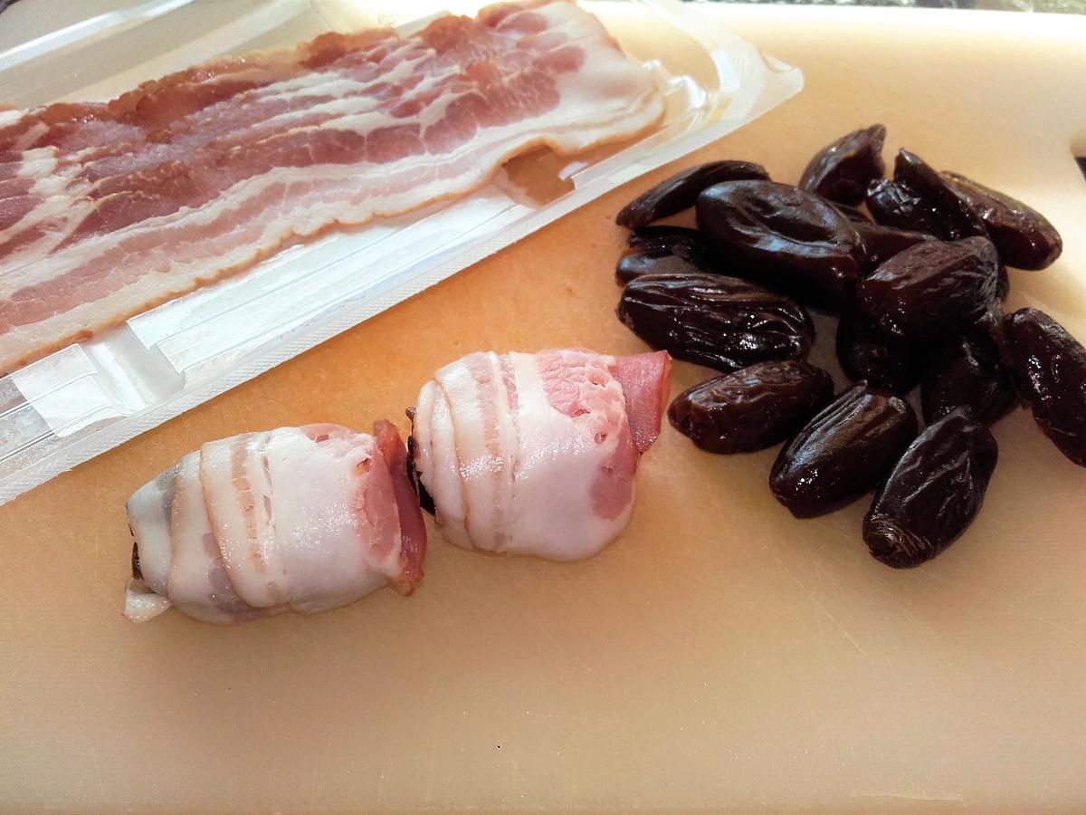 Schweinefilet gefüllt mit Datteln im Speckmantel - Rezept