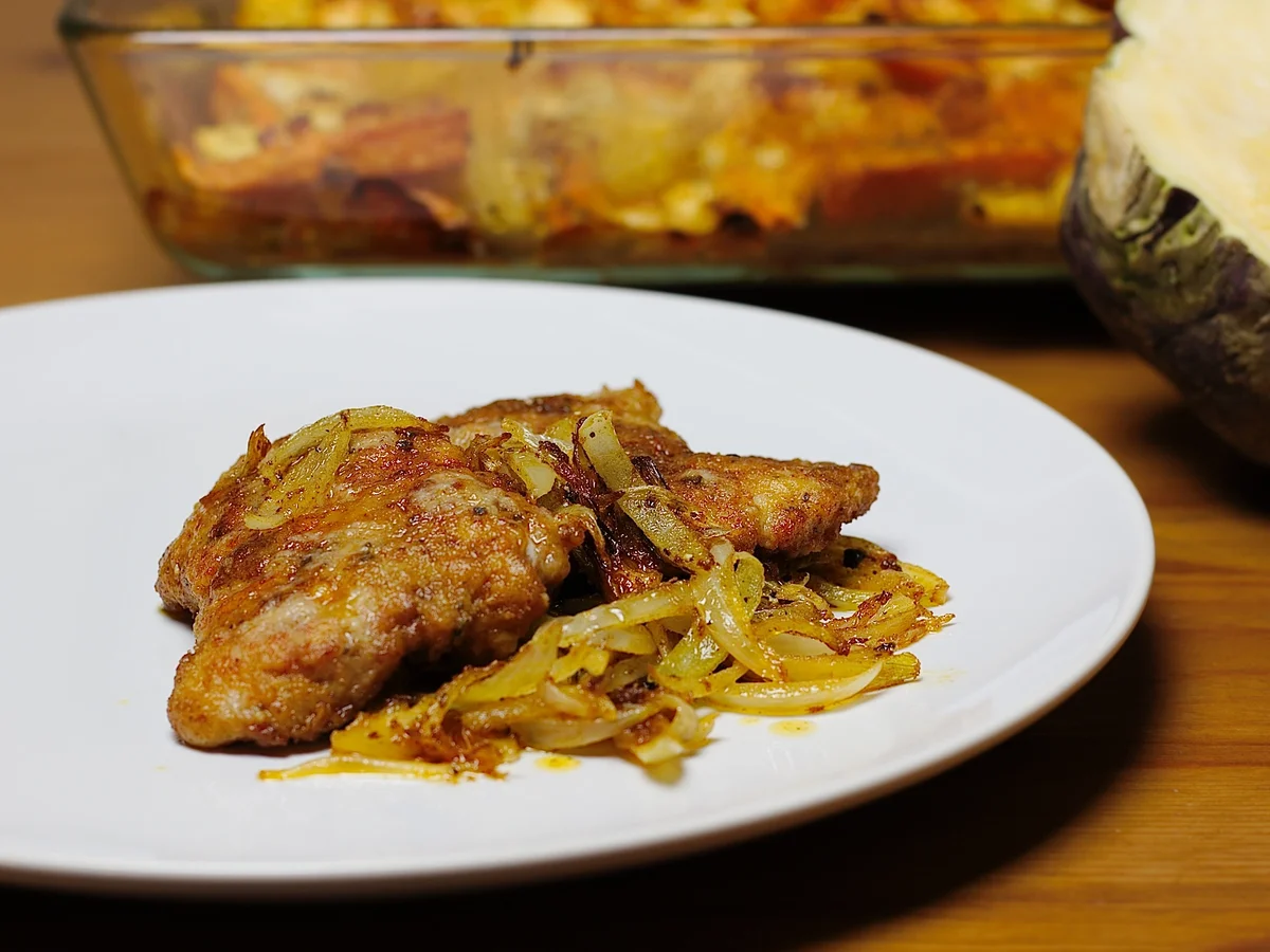 Mehliertes Schloss-Steak mit Pfeffer-Zwiebeln - Rezept - Bild Nr. 2451