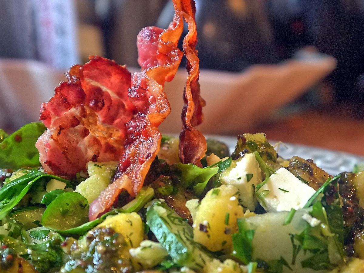 Grüner Bratkartoffelsalat mit Bärlauchdressing und krossem Bacon - Rezept - Bild Nr. 2