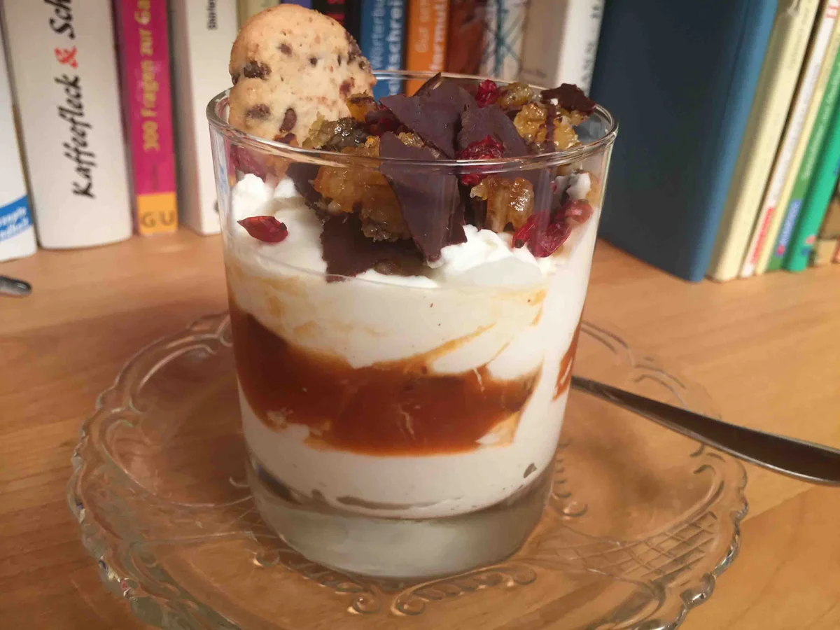 Hagebutten-Quarkcreme mit Orangenschokoblättern - Rezept - Bild Nr. 2