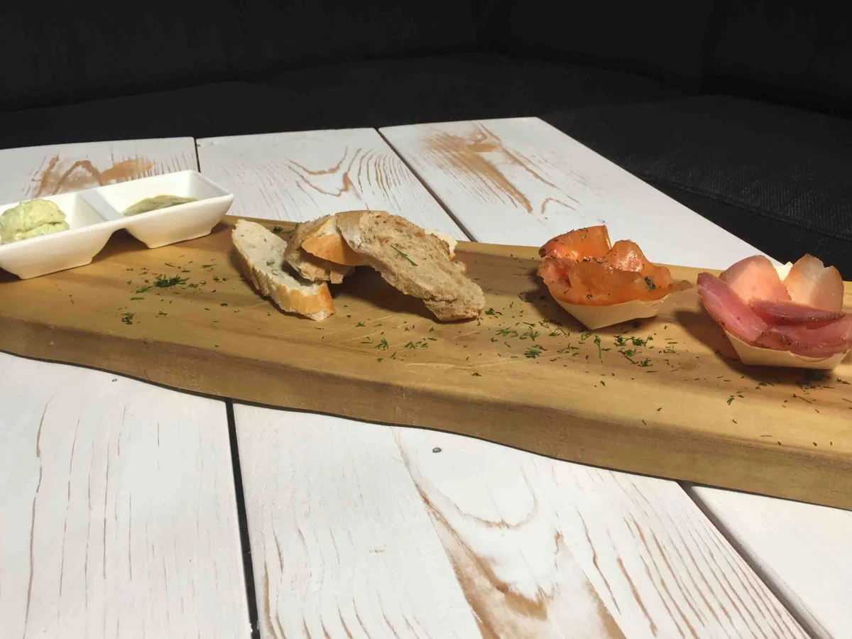 Frisches Brot mit Räucherlachs und geräuchertem Schweinelachs - Rezept - Bild Nr. 2