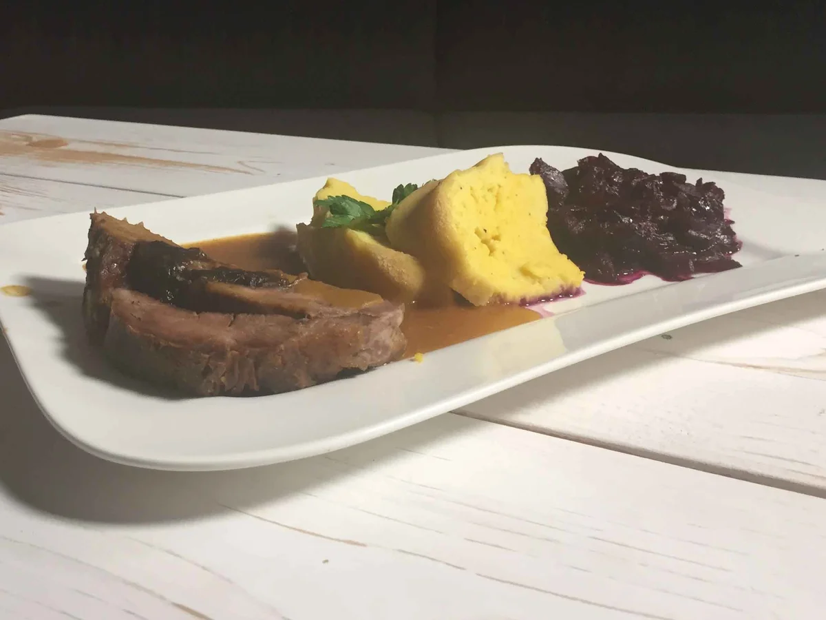 Rezept: Mecklenburger-Rollbraten mit Rotkohl und Kartoffelpudding Bild Nr. 2 Mecklenburger-Rollbraten mit Rotkohl und Kartoffelpudding - Rezept - Bild Nr. 2