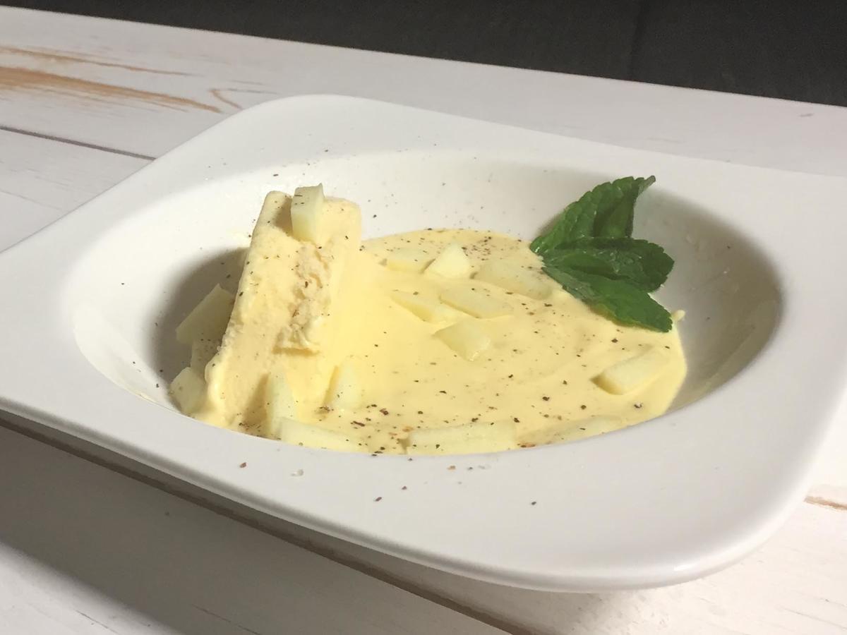 Apfelhalbgefrorenes mit einer Vanille Eierlikörsauce - von Das perfekte ...