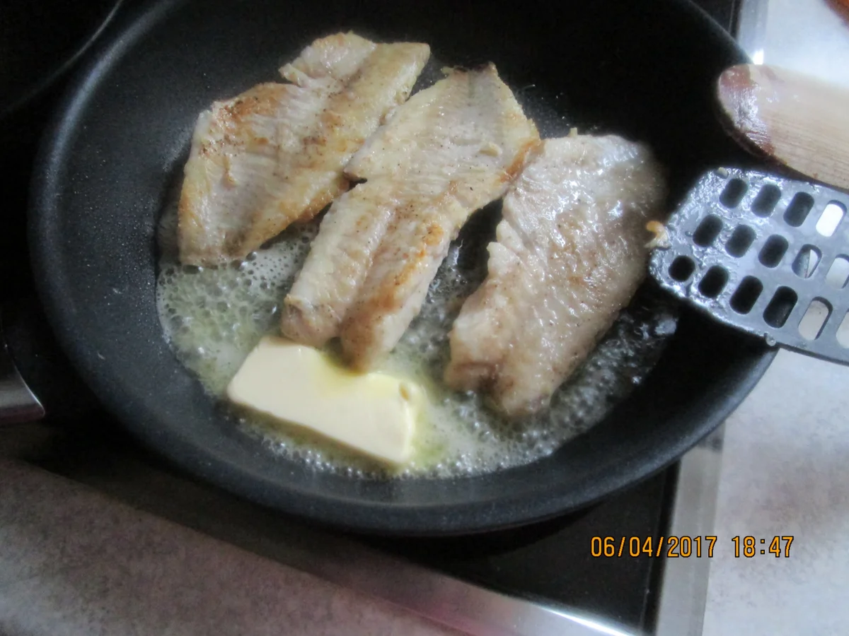 Gebratener Rotbarsch auf Kohlrabi mit Schnittlauch-Vinaigrette und frittierten Kapern - Rezept - Bild Nr. 2484