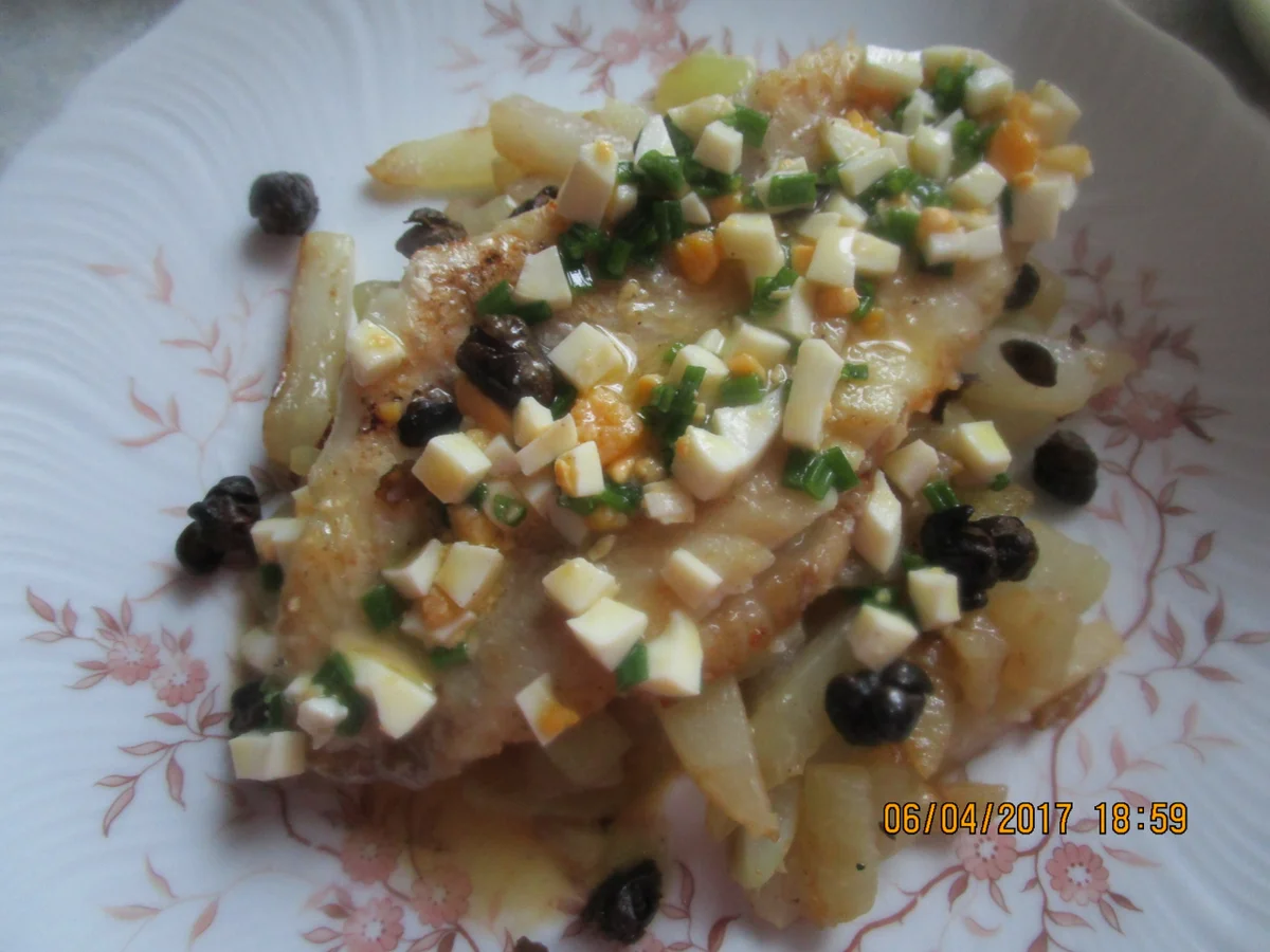 Gebratener Rotbarsch auf Kohlrabi mit Schnittlauch-Vinaigrette und frittierten Kapern - Rezept - Bild Nr. 2489