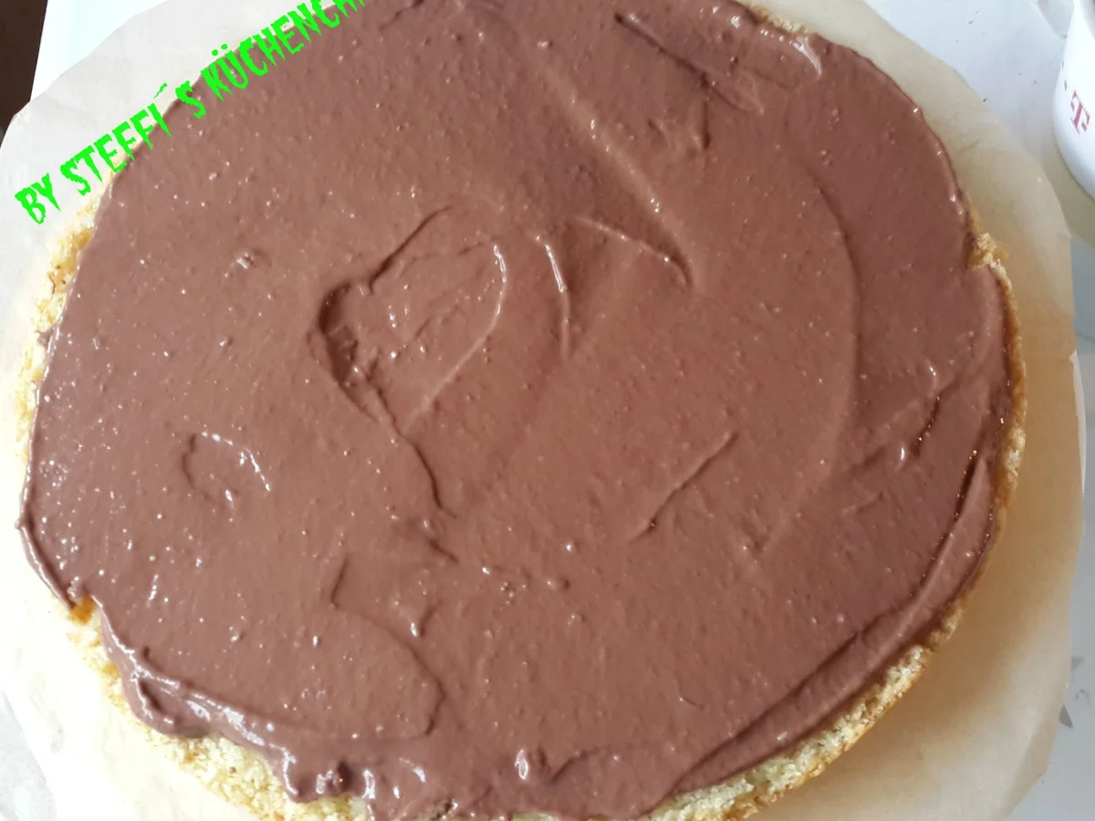 “Eier”likörkuchen gefüllt mit Schoko-Erdbeer-Mousse - Rezept - Bild Nr. 2469