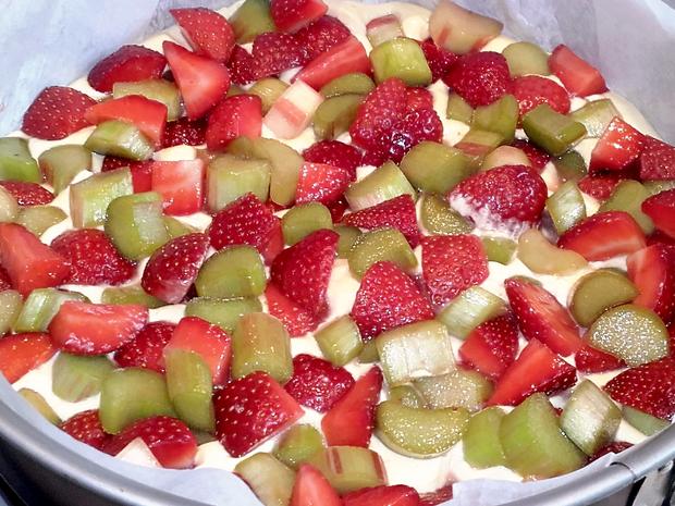 Erdbeer- Rhabarber- Kuchen mit Baiser - Rezept - kochbar.de