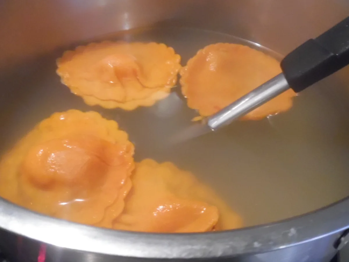 Jumbo-Ravioli "Caprese" mit Parmesan-Schaum und Serano-Chips - Rezept - Bild Nr. 2502